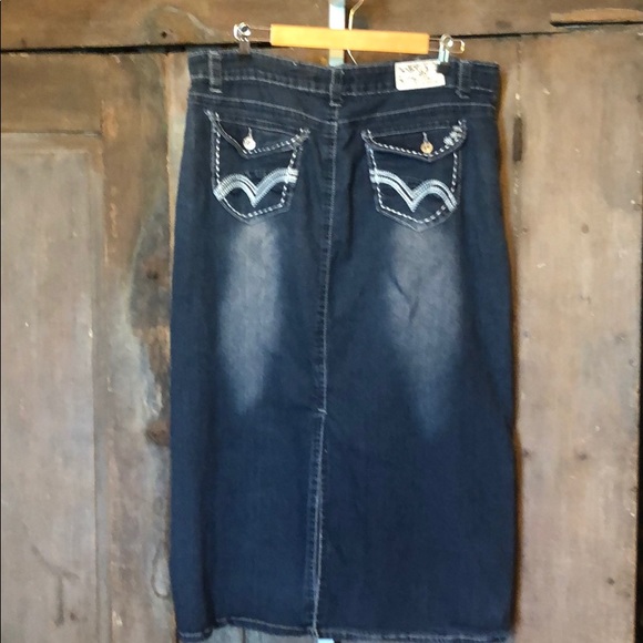 Que Hermosa Dresses & Skirts - Denim midi skirt